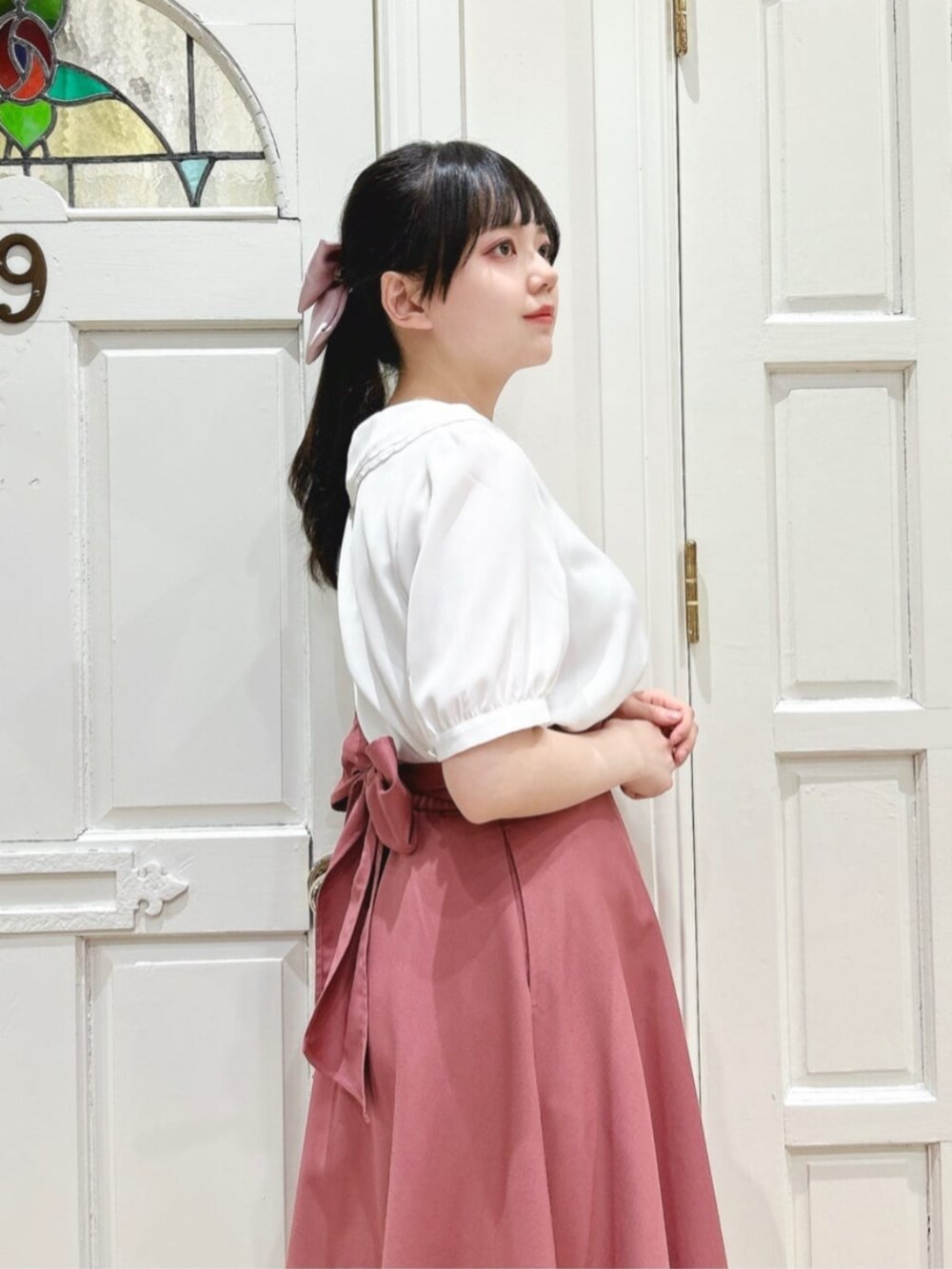 「fint、an another angelus、骨格ストレート、ブルベ冬、春コーデ、夏コーデ、お出かけコーデ、今日のコーデ、ガーリー、ブラウス、スカート、スカートスタイル、リボン、刺繍、ローファー」｜「F i.n.tのストラップローファー（ローファー、ブラウン系）」を使った、F i.n.tさん（骨格ストレート・レディース・156cm）の春コーディネートの3枚目の写真