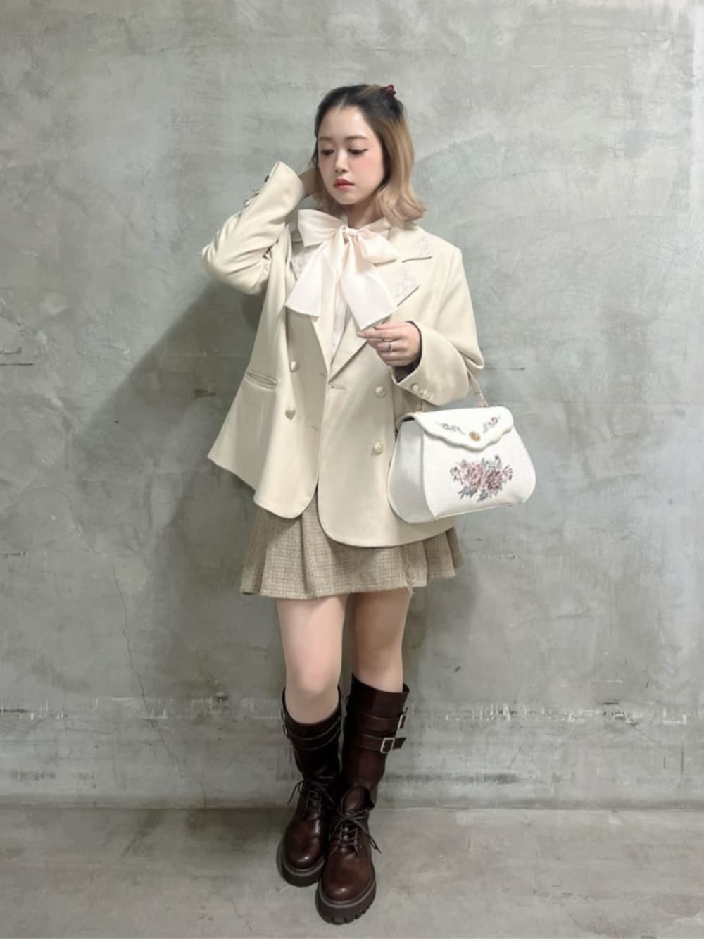 ベージュ系のスカート、ベージュ系のテーラードジャケット、ピンク系のシャツ/ブラウスを着用したレディースの冬コーディネートの2枚目の写真