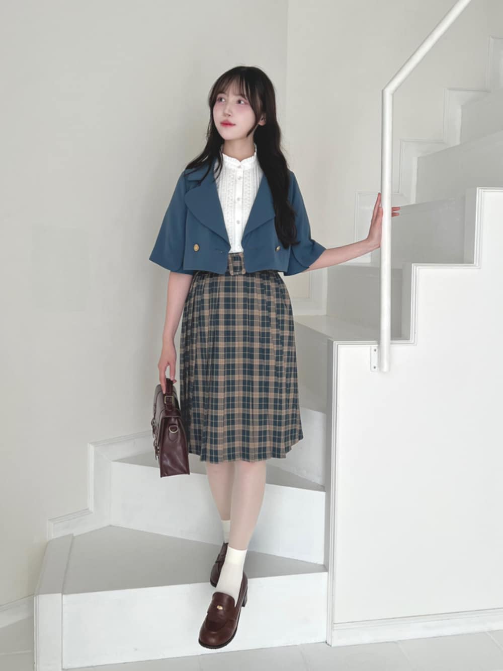 ホワイト系のシャツ/ブラウス、ブルー系のセットアップ、ブラウン系のローファーを着用したレディースの夏コーディネートの2枚目の写真