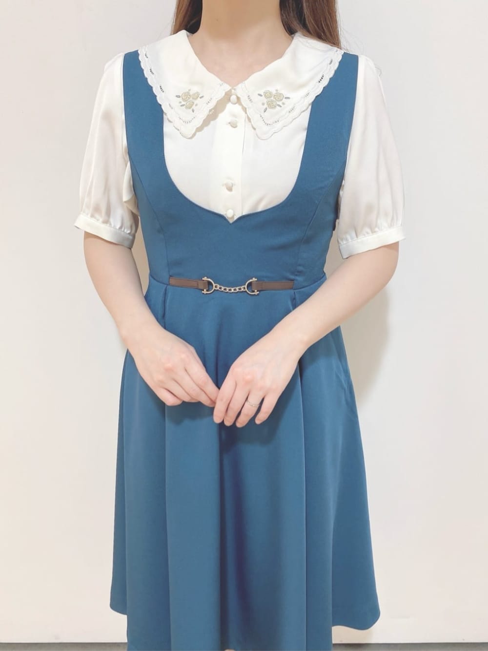 「fint、an another angelus、骨格ウェーブ、イエベ春、低身長、春コーデ、お出かけコーデ、レトロ、ブラウス、刺繍、ジャンパースカート、ジャンスカ、ブルーグリーン、リボン、厚底サンダル」｜「F i.n.tのレース使いスニーカーサンダル【LLサイズあり】（サンダル、ホワイト系）」を使った、F i.n.tさん（骨格ウェーブ・レディース・150cm）の春コーディネートの3枚目の写真