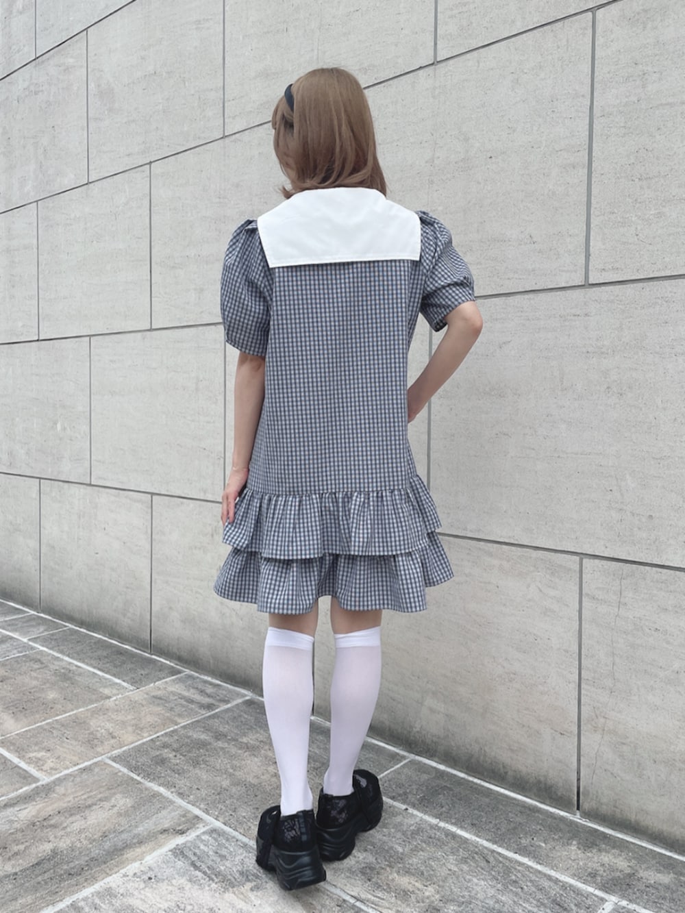 ブラック系のサンダル、ブルー系のシャツワンピース、ブラック系のカチューシャを着用したレディースの夏コーディネートの2枚目の写真