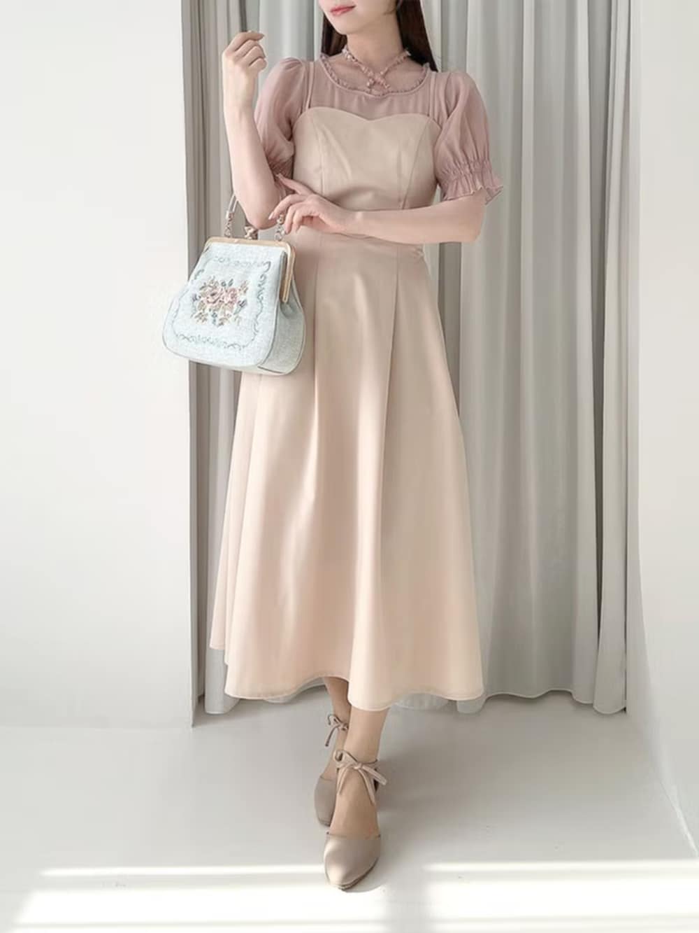 ピンク系のパンプス、ブルー系のハンドバッグ、ピンク系のTシャツ/カットソーを着用したレディースの夏コーディネートの3枚目の写真