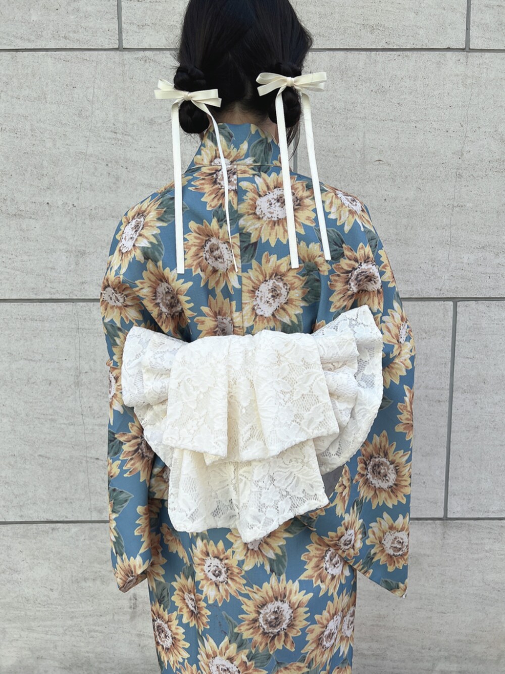 ホワイト系のサンダル、ベージュ系のバレッタ/ヘアクリップ、イエロー系の浴衣を着用したレディースの夏コーディネートの3枚目の写真