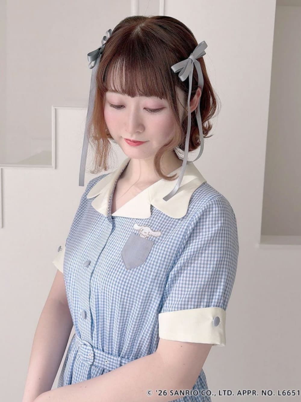 ホワイト系のパンプス、ホワイト系のバレッタ/ヘアクリップを着用したレディースの春コーディネートの2枚目の写真