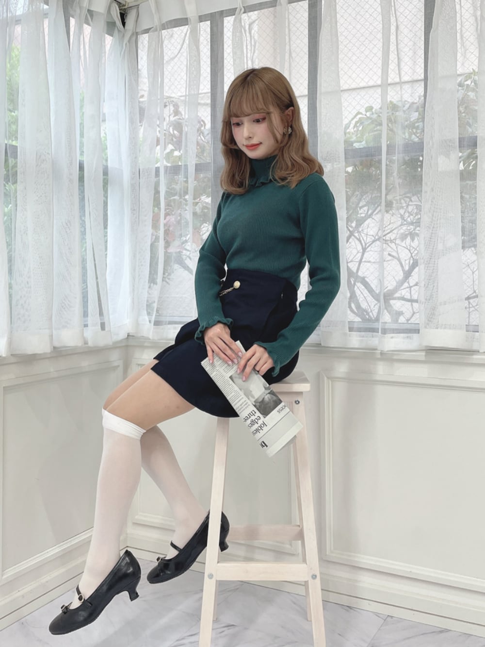 ブラック系のパンプス、ブラック系のその他パンツ、グリーン系のニット/セーターを着用したレディースの秋コーディネートの2枚目の写真