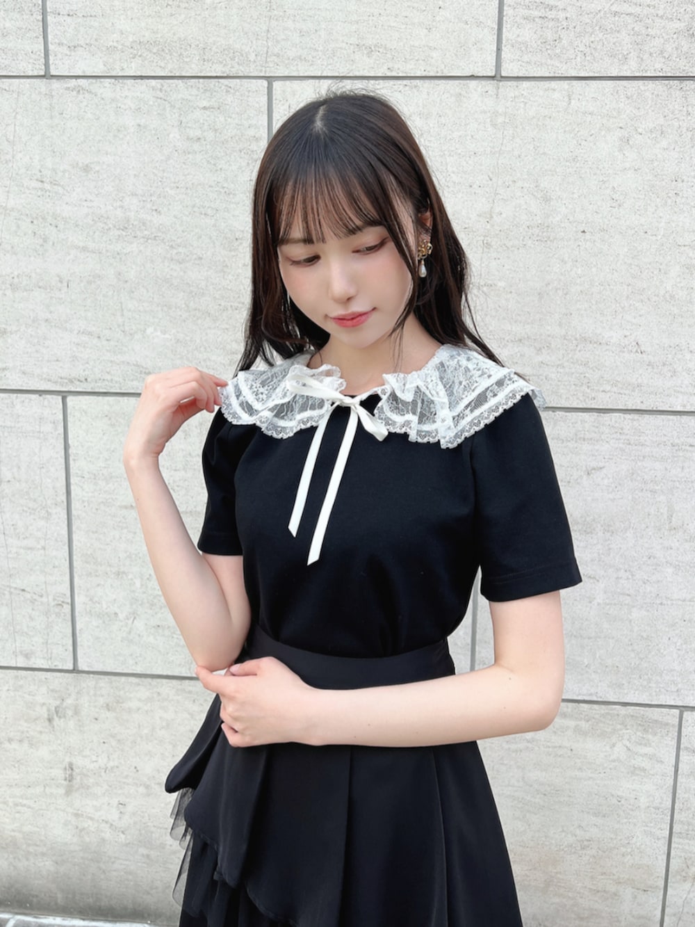 「fint、an another angelus、骨格ウェーブ、骨格ナチュラル、ブルべ、春コーデ、夏コーデ、お出かけコーデ、モノトーンコーデ、モノトーン、Tシャツ、レース、ティアードスカート、ブラック、パンプス」｜「an another angelusのクロスタイデザインパンプス（パンプス、ホワイト系）」を使った、F i.n.tさん（骨格ウェーブ・レディース・157cm）の春コーディネートの2枚目の写真