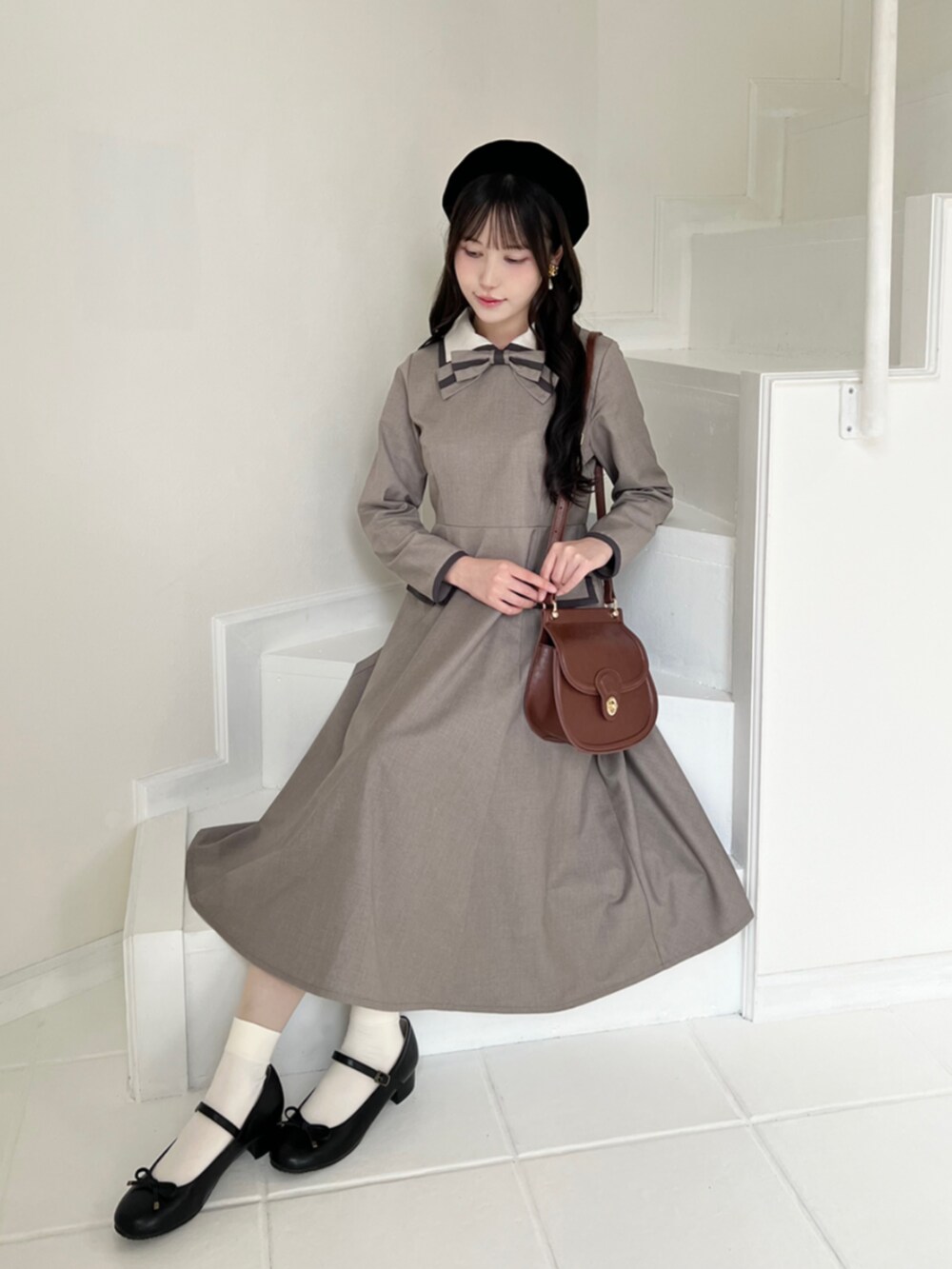 ベージュ系のワンピース、ブラック系のバレエシューズ、ブラック系のハンチング/ベレー帽を着用したレディースの秋コーディネートの4枚目の写真