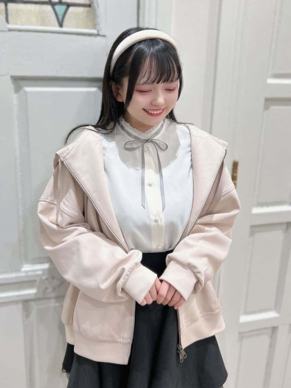 「fint、an another angelus、骨格ストレート、ブルベ冬、ガーリー、スポーティ、お出かけコーデ、パーカーコーデ、パーカー、刺繍、ブラウス、リボン、スカート、チュールスカート、ローファー」|「F i.n.tのクラシックアソートカチューシャ/F&A(カチューシャ、ホワイト系)」を使った、F i.n.tさん(骨格ストレート・レディース・156cm)の冬コーディネートの2枚目の写真