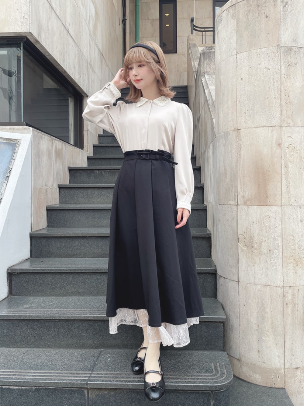 「fint、an another angelus、骨格ウェーブ、イエベ春、低身長、お出かけコーデ、秋コーデ、秋服準備はじめました、大人かわいい、モノトーン、モノトーンコーデ、ブラウス、レース、ロングスカート、レイヤードスタイル」｜「F i.n.tの【7色展開】サテンカチューシャ/fint　フィント（カチューシャ、ブラック系）」を使った、F i.n.tさん（骨格ウェーブ・レディース・152cm）の秋コーディネートの2枚目の写真