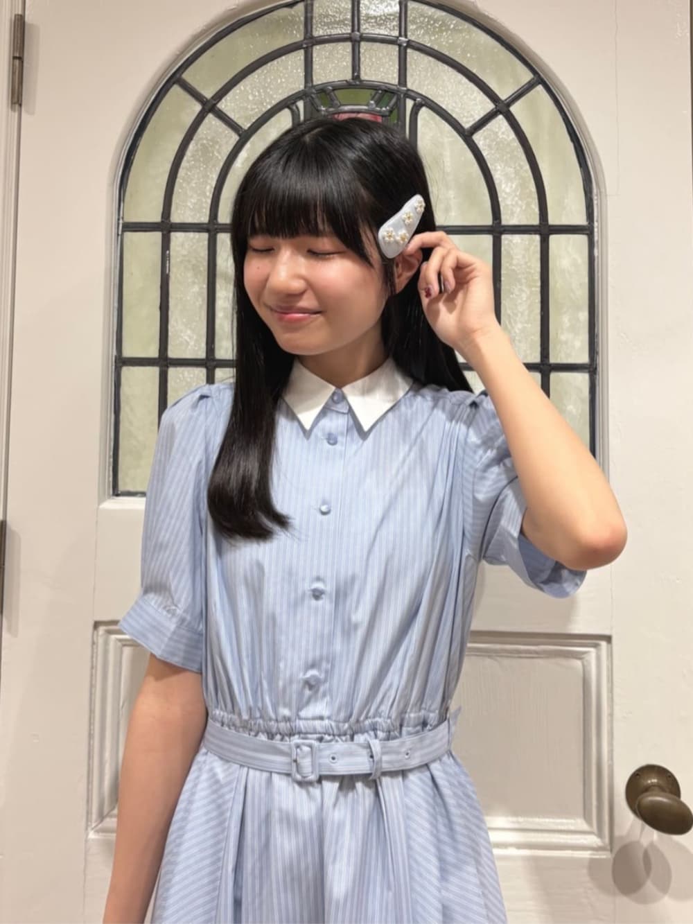 ホワイト系のサンダル、ブルー系のシャツワンピース、グレー系のヘアピンを着用したレディースの夏コーディネートの3枚目の写真