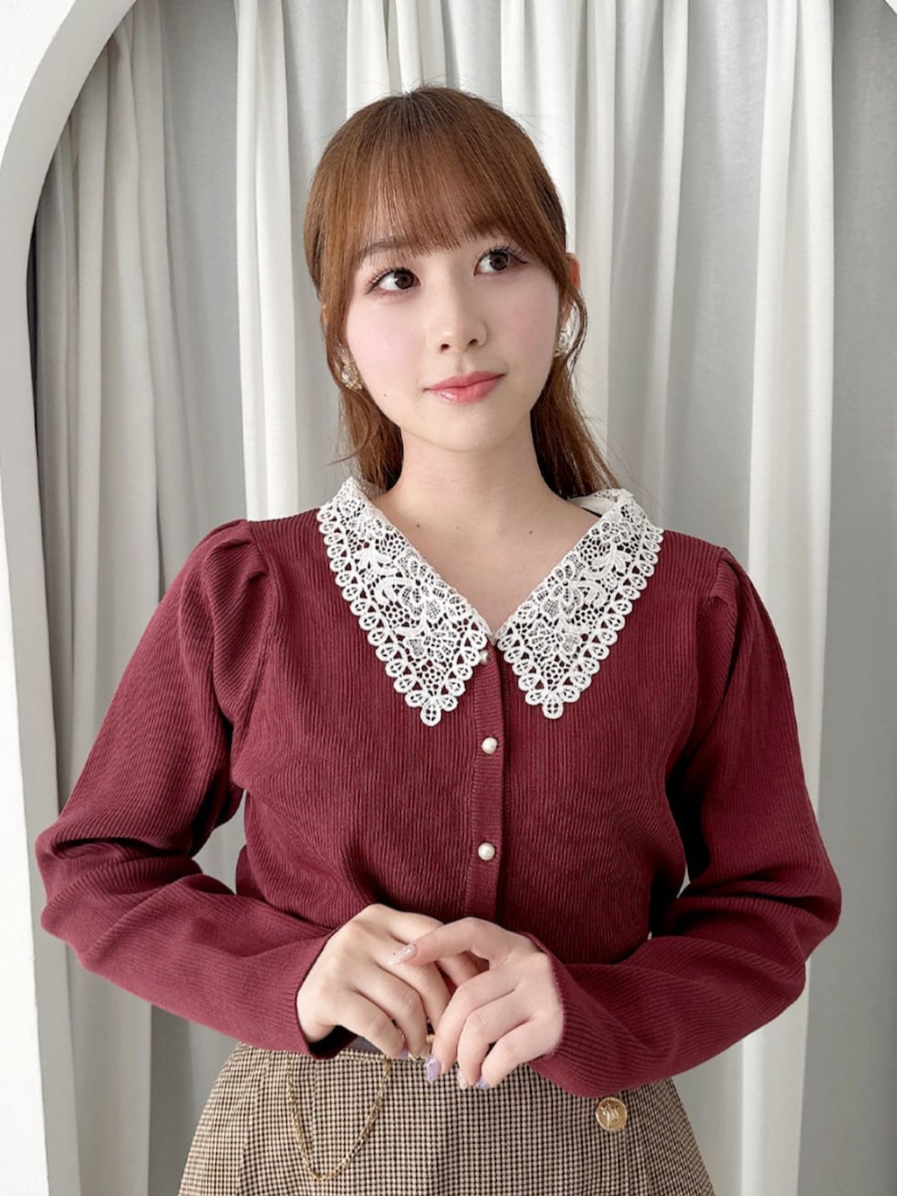 ブラウン系のスカート、レッド系のパンプス、レッド系のカーディガン/ボレロを着用したレディースの夏コーディネートの2枚目の写真
