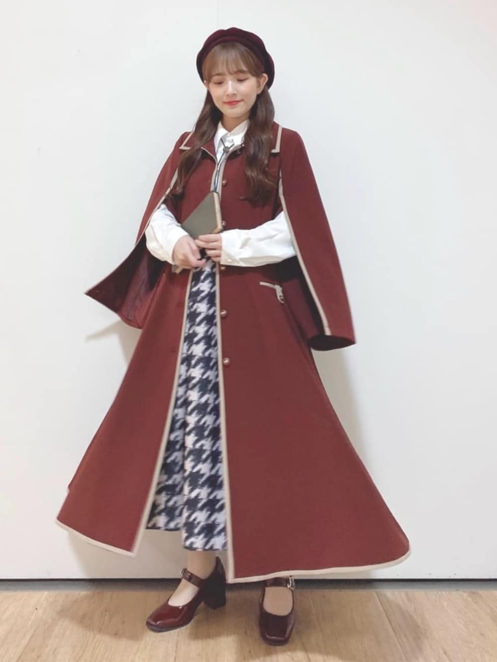 「150cm~154cm、骨格ウェーブ、an another angelus、おでかけコーデ、イエベ春、24AW秋の新作、レトロ、長袖ブラウス、パンプス、秋色コーデ、スカート、ベレー帽、トレンチコート、千鳥柄、コート」|「an another angelusのバイカラーケープスリーブコート(その他アウター、レッド系)」を使った、F i.n.tさん(レディース・150cm)の秋コーディネートの4枚目の写真