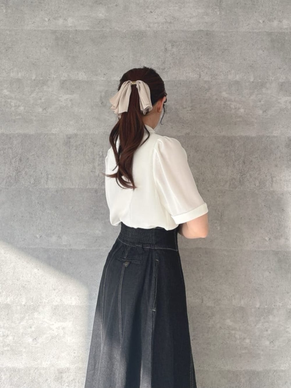 「イエベ春、低身長、デニムコーデ、デニムスカート、花刺繍、リボン」｜「an another angelusの【3サイズ展開】フロント釦デニムフレアースカート（デニムスカート、ブラック系）」を使った、F i.n.tさん（骨格ウェーブ・レディース・150cm）の春コーディネートの10枚目の写真