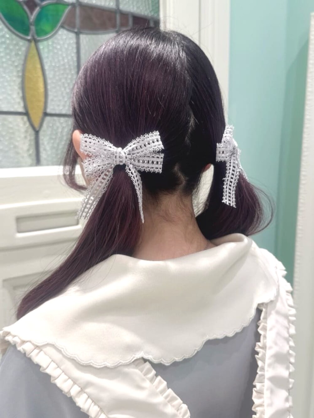 グレー系のスウェット、ホワイト系のバックパック/リュック、ブルー系のスカートを着用したレディースの春コーディネートの3枚目の写真