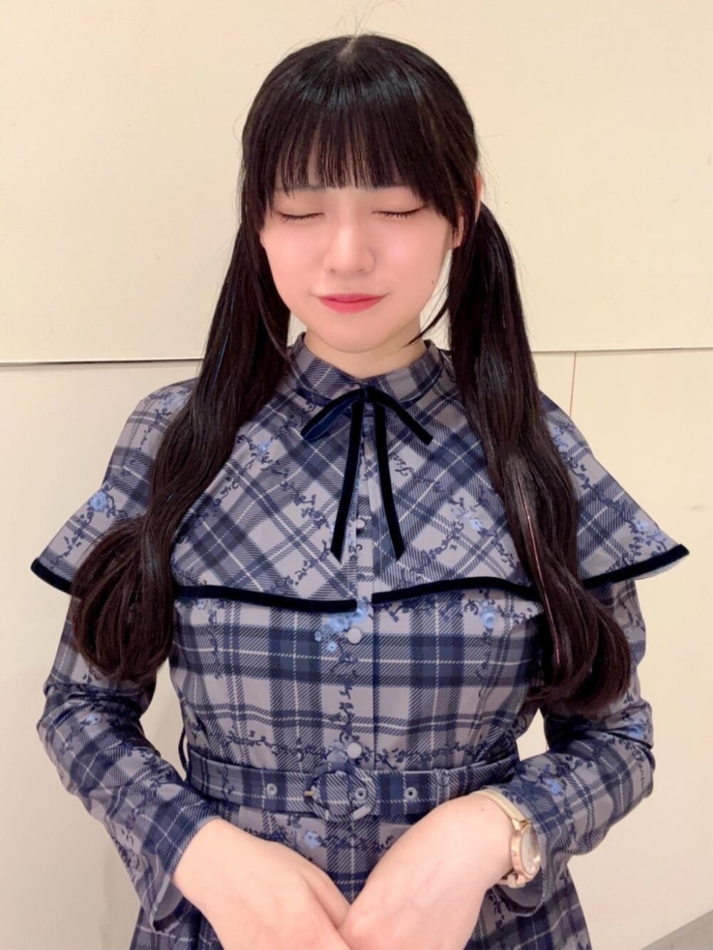 ブラウン系のローファー、ブルー系のワンピースを着用したレディースの秋コーディネートの3枚目の写真