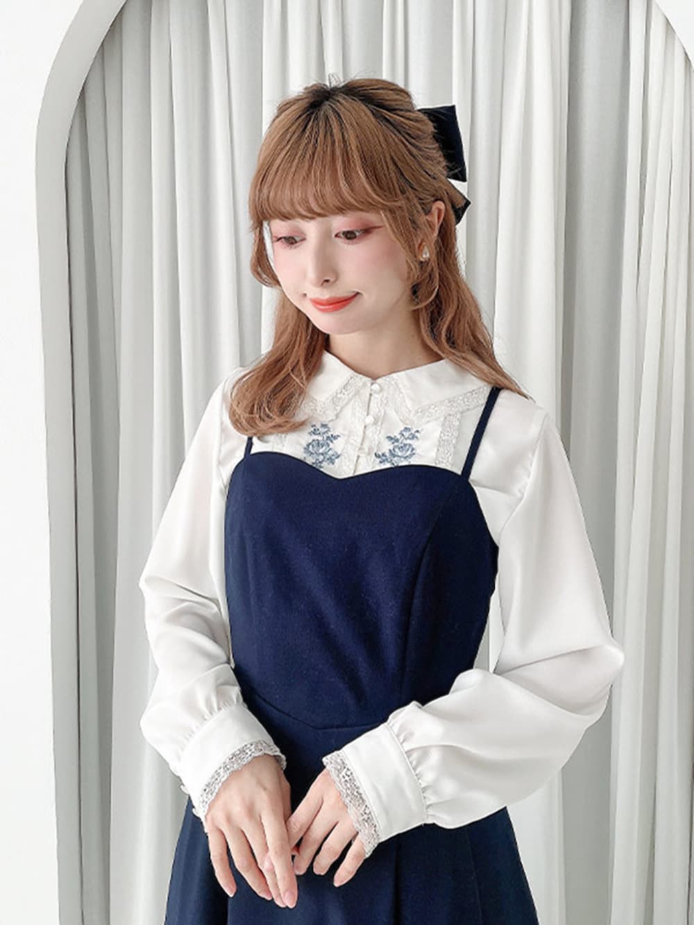 ブルー系のワンピース、ホワイト系のシャツ/ブラウス、グレー系のパンプスを着用したレディースの春コーディネートの4枚目の写真