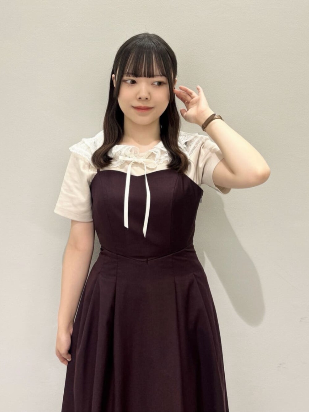 ピンク系のTシャツ/カットソー、ブラウン系のパンプスを着用したレディースの夏コーディネートの3枚目の写真