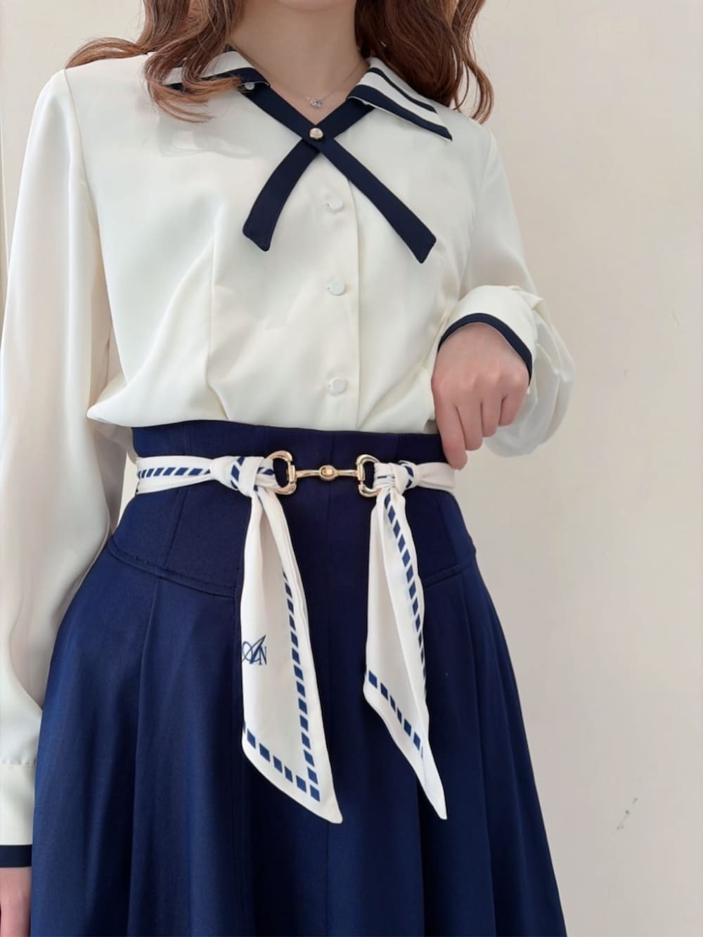 ブルー系のハンドバッグ、ホワイト系のシャツ/ブラウス、ブルー系のスカートを着用したレディースの冬コーディネートの3枚目の写真