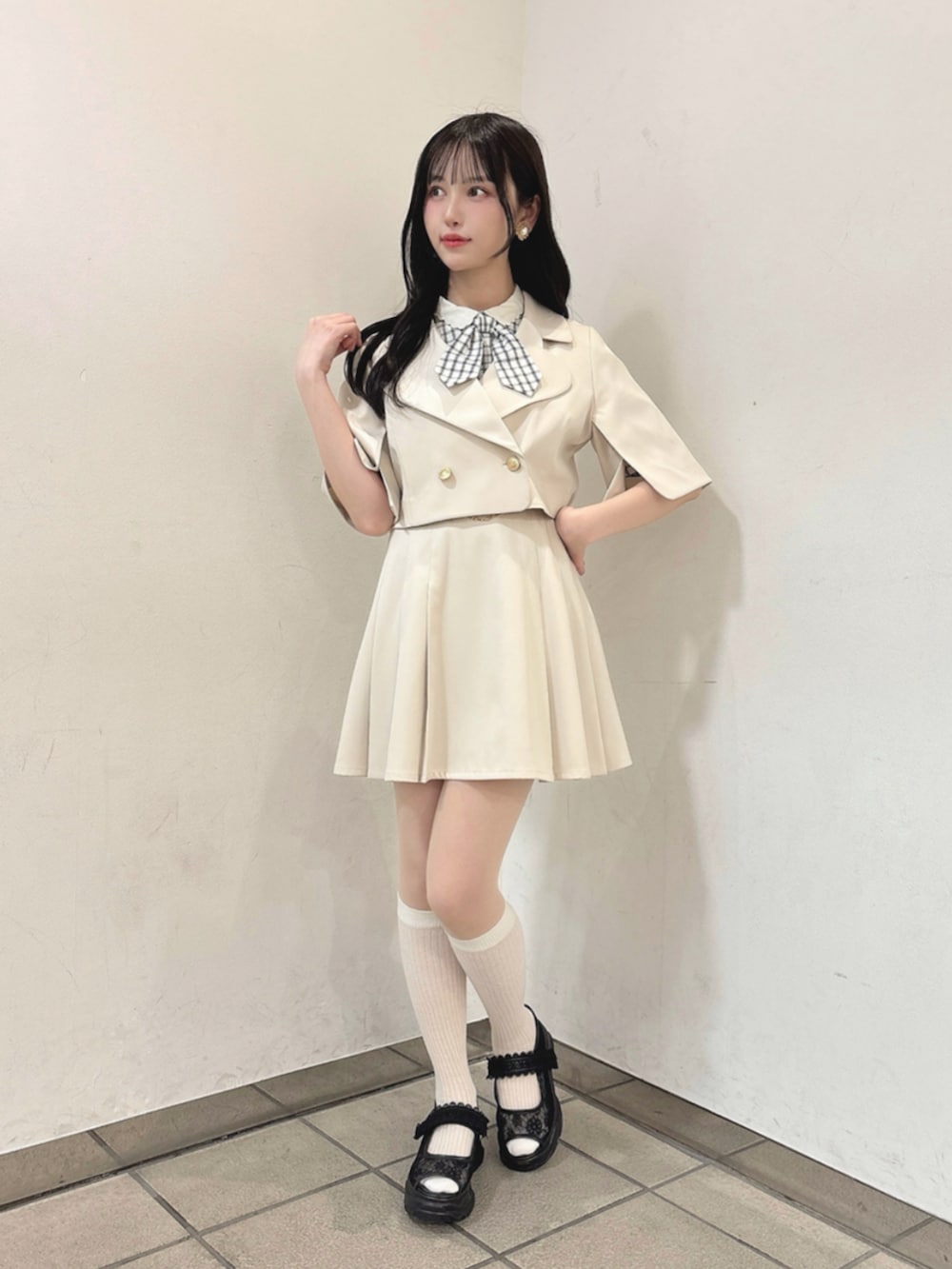「fint、an another angelus、骨格ウェーブ、骨格ナチュラル、ブルベ、春コーデ、お出かけコーデ、セットアップスタイル、セットアップ、ジャケット、ケープ、プリーツスカート、ホワイト、ブラウス、厚底サンダル」｜「F i.n.tの【セットアップ対応】クレリック衿ドビーチェックペプラムブラウス（シャツ/ブラウス、ホワイト系）」を使った、F i.n.tさん（骨格ウェーブ・レディース・157cm）の春コーディネートの2枚目の写真