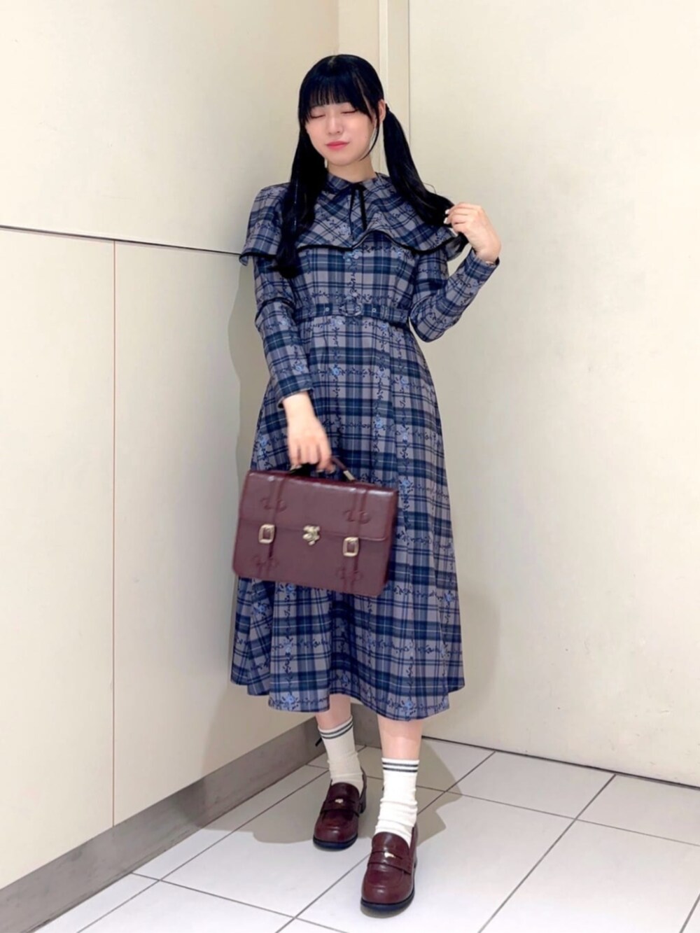 ブラウン系のローファー、ブルー系のワンピースを着用したレディースの秋コーディネートの2枚目の写真