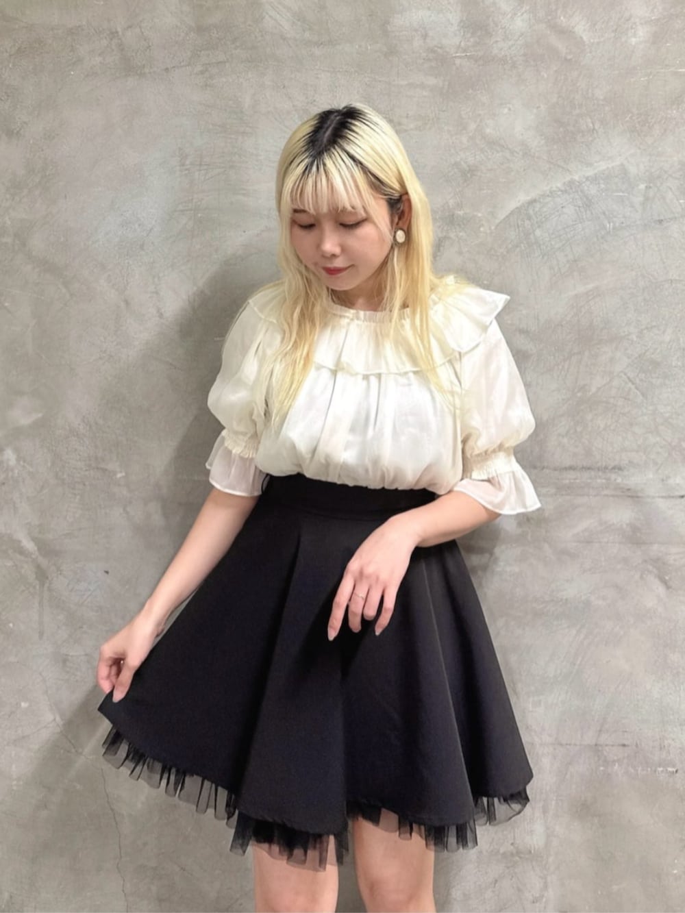「fint、an another angelus、骨格ストレート、イエベ春、夏コーデ、ootd、お出かけコーデ、モノトーン、モノトーンコーデ、ホワイト、シアートップス、オフショル、ミニスカート、チュールスカート、厚底シューズ」｜「F i.n.tの裾チュールサーキュラーミニスカート（スカート、ブラック系）」を使った、F i.n.tさん（骨格ストレート・レディース・153cm）の夏コーディネートの2枚目の写真