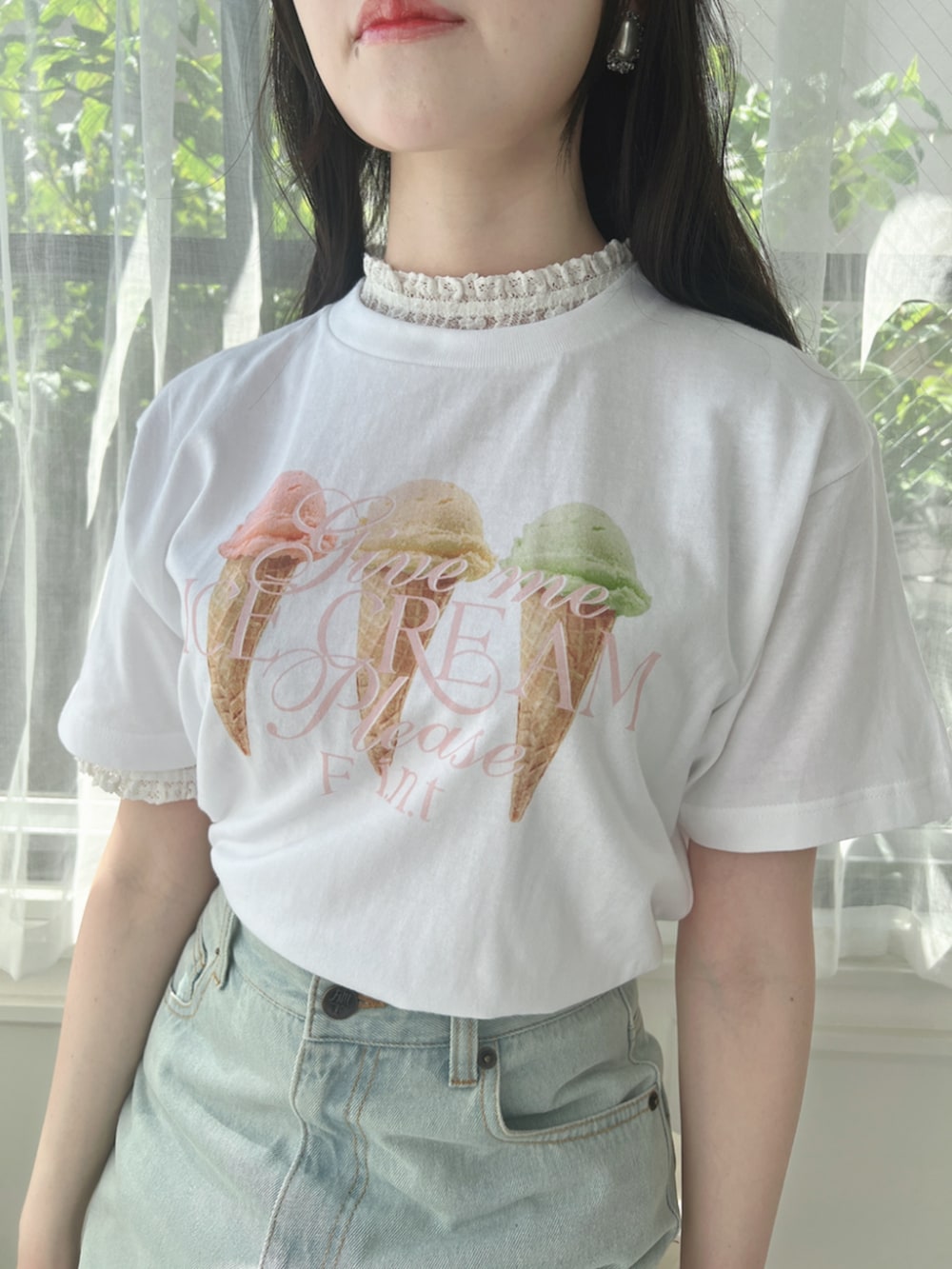 シルバー系のバレエシューズ、ブルー系のデニムパンツ、ホワイト系のTシャツ/カットソーを着用したレディースの夏コーディネートの3枚目の写真