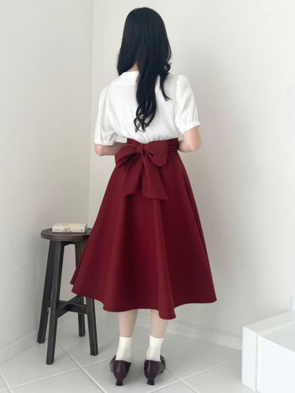 ホワイト系のシャツ/ブラウス、ブラウン系のショルダーバッグ、レッド系のパンプスを着用したレディースの秋コーディネートの2枚目の写真