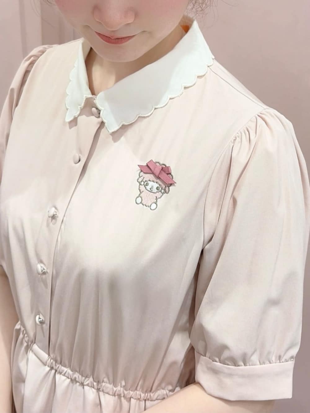ピンク系のワンピース、ピンク系のバレエシューズ、ピンク系のショルダーバッグを着用したレディースの夏コーディネートの3枚目の写真