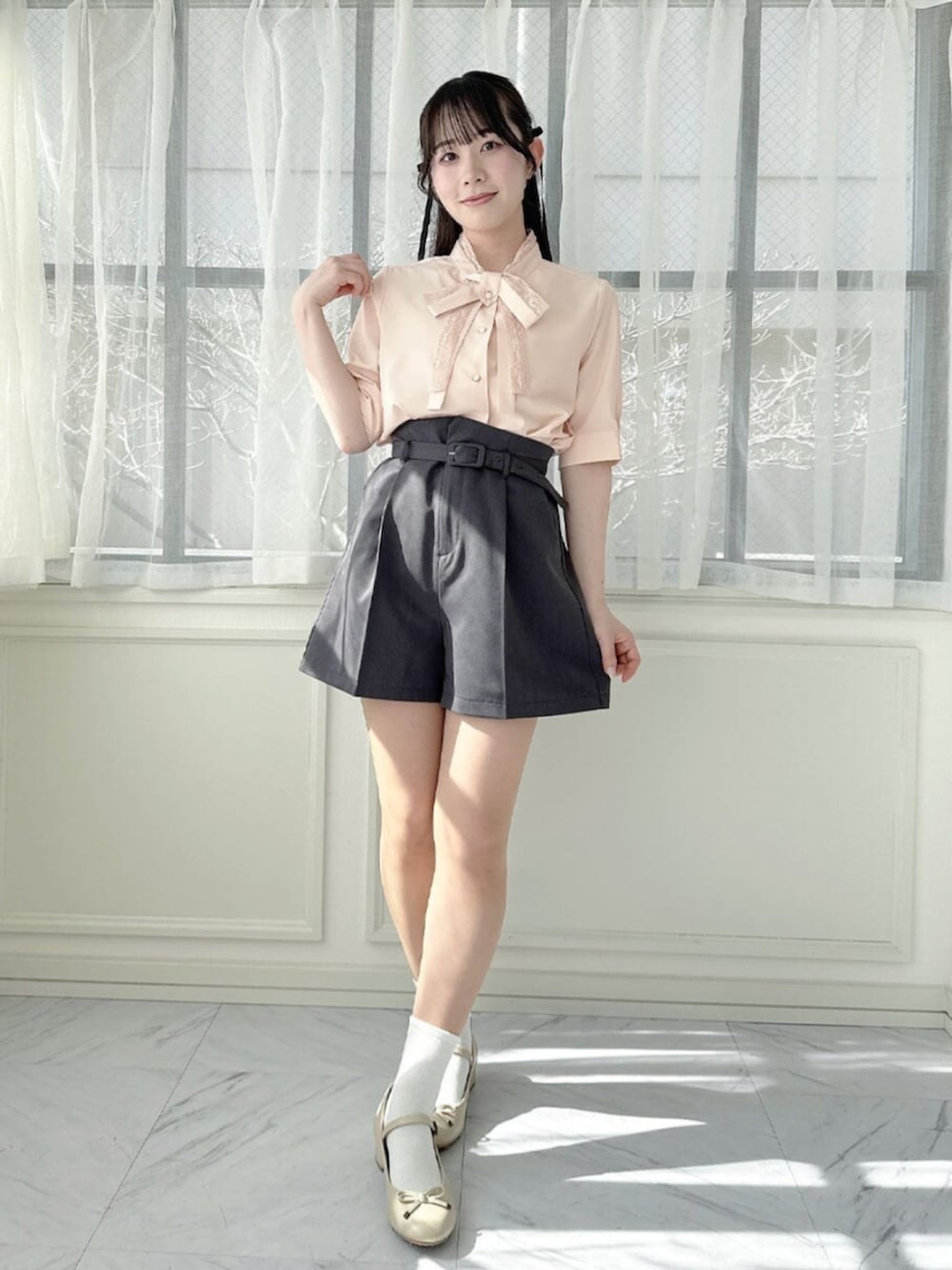 ベージュ系のバレエシューズ、ピンク系のシャツ/ブラウス、グレー系のその他パンツを着用したレディースの春コーディネートの2枚目の写真