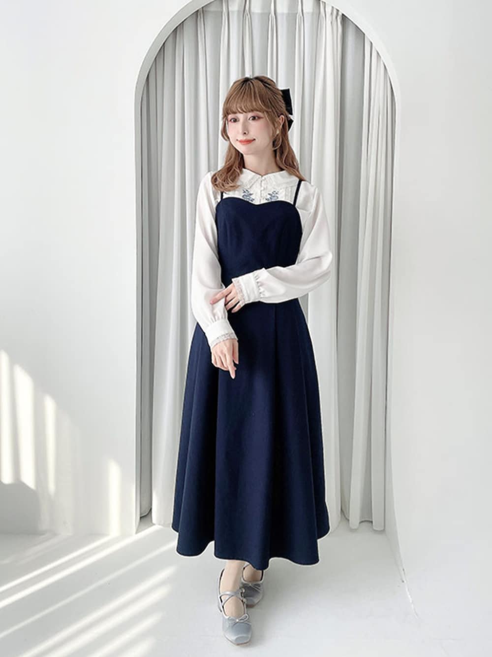 ブルー系のワンピース、ホワイト系のシャツ/ブラウス、グレー系のパンプスを着用したレディースの春コーディネートの3枚目の写真