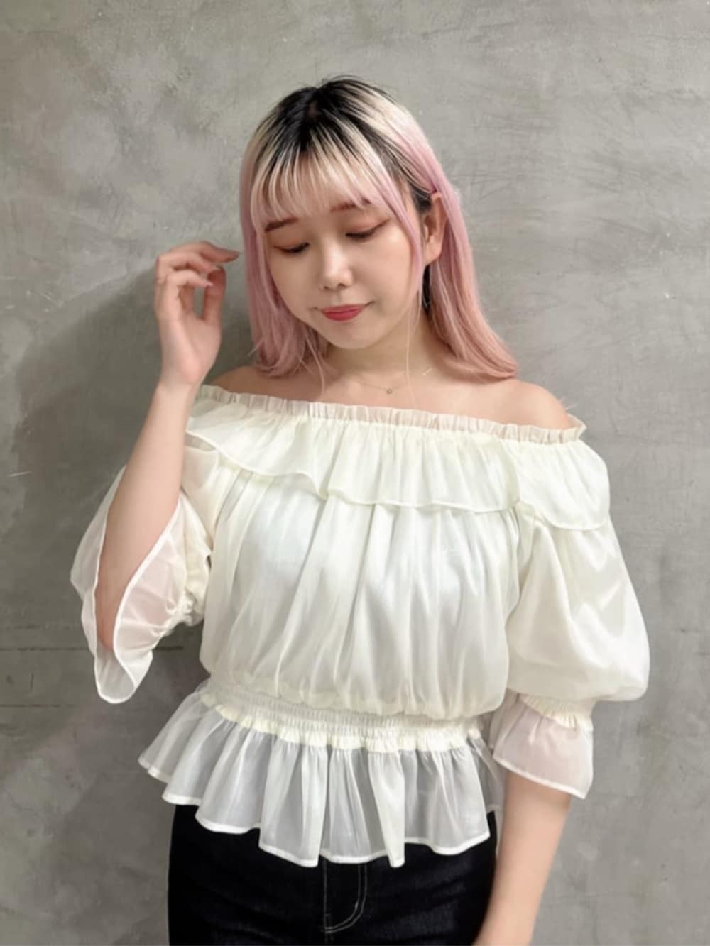 「fint、an another angelus、骨格ストレート、イエベ春、低身長、モノトーンコーデ、モノトーン、夏コーデ、お出かけコーデ、休日スタイル、シアートップス、オフショル、デニム、デニムパンツ、サンダル」｜「F i.n.tのレース使いスニーカーサンダル【LLサイズあり】（サンダル、ブラック系）」を使った、F i.n.tさん（骨格ストレート・レディース・153cm）の夏コーディネートの3枚目の写真