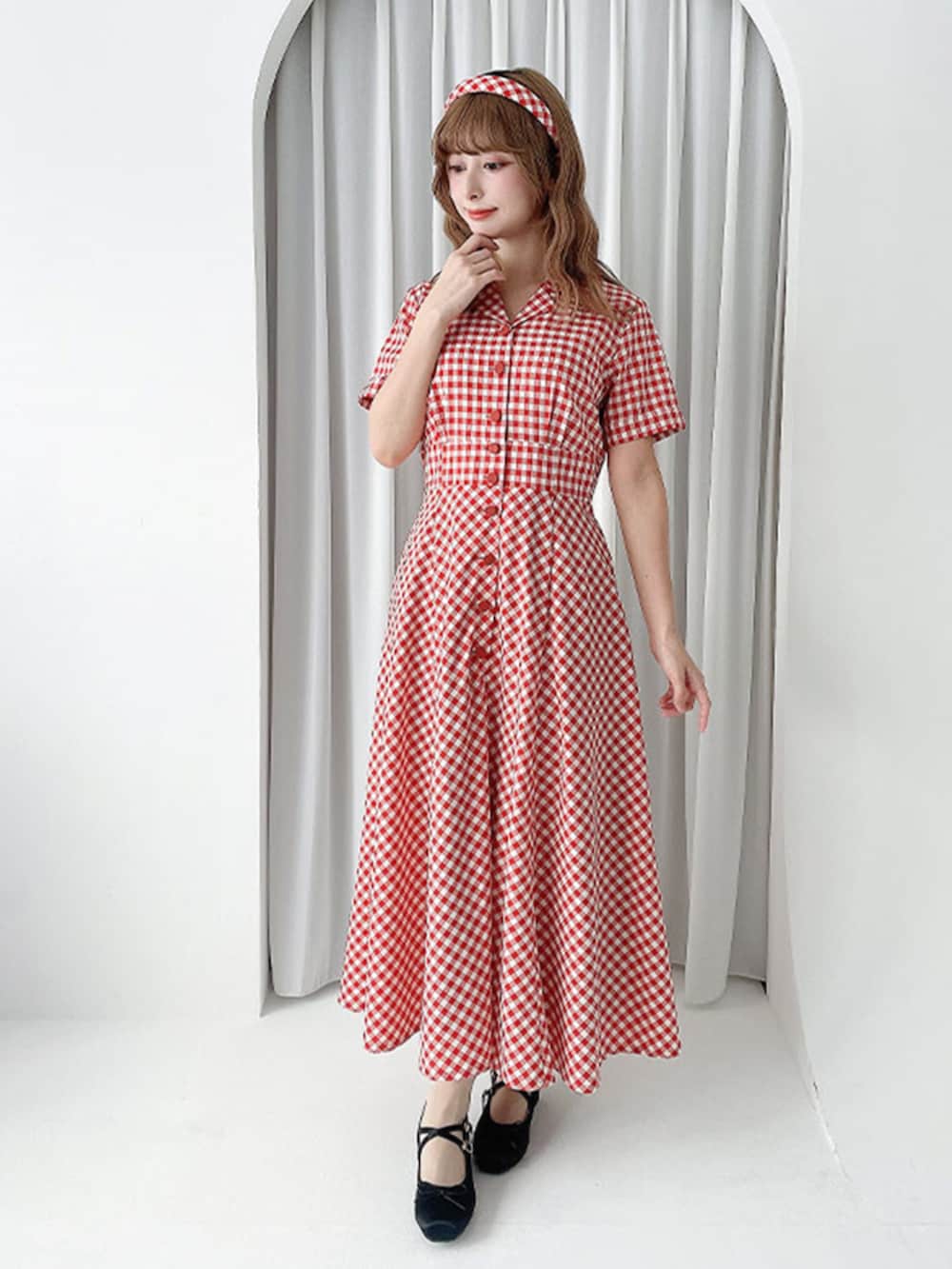 ブラック系のパンプス、ホワイト系のワンピース、ホワイト系のカチューシャを着用したレディースの春コーディネートの2枚目の写真