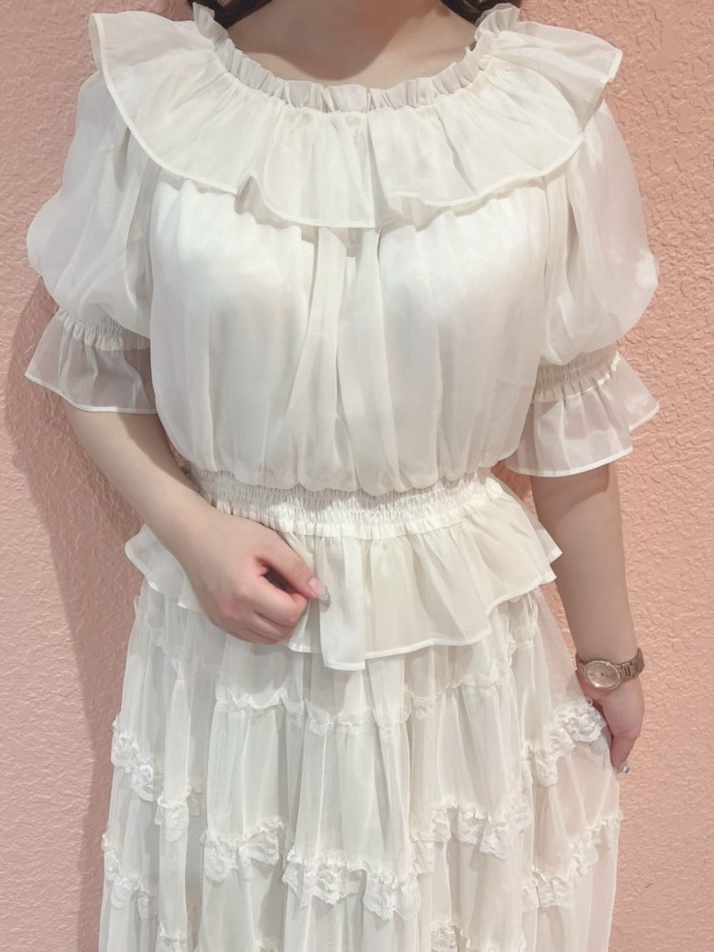 ホワイト系のシャツ/ブラウス、ブラウン系のパンプス、ホワイト系のハンドバッグを着用したレディースの夏コーディネートの3枚目の写真