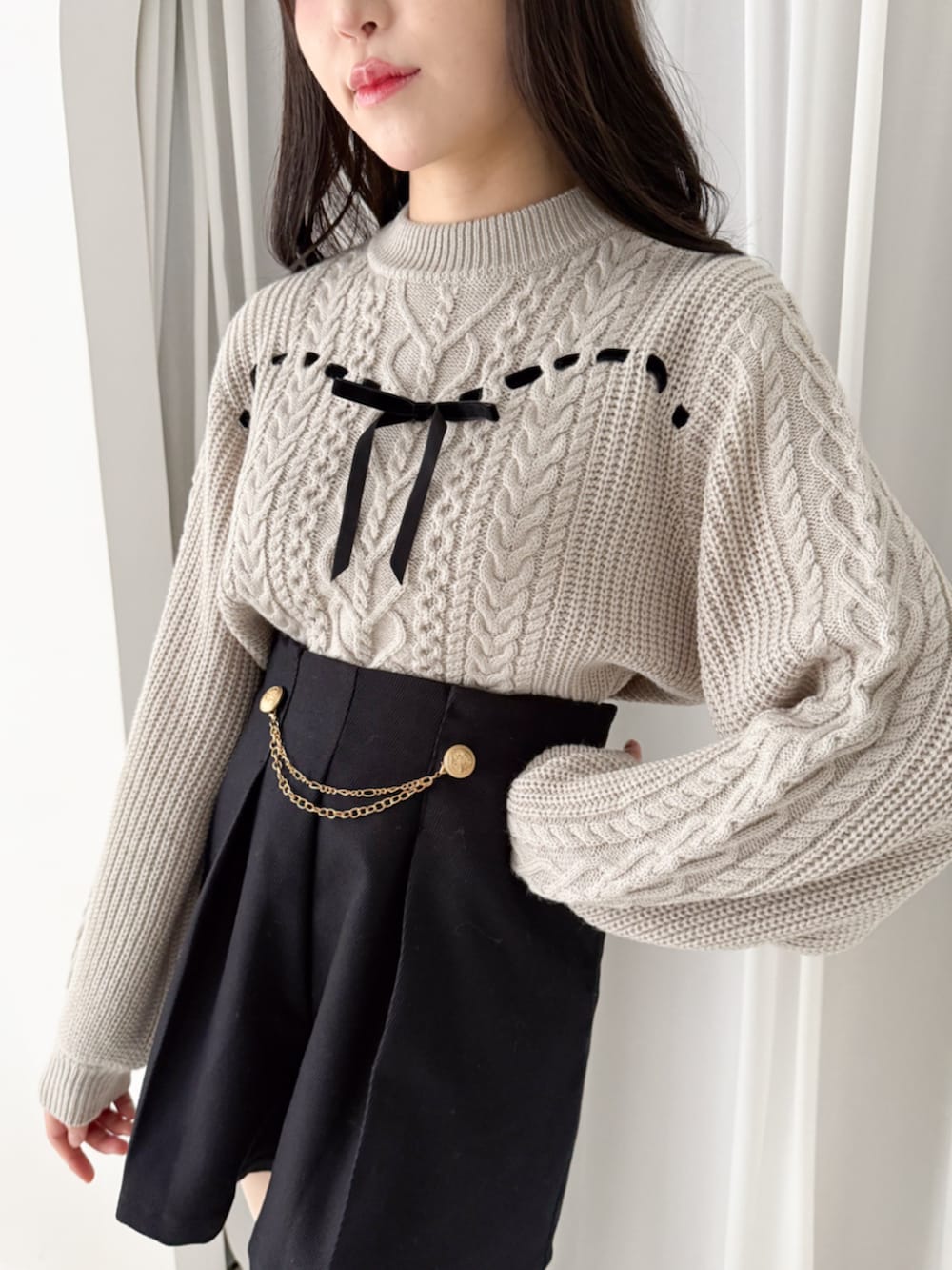 ブラック系のブーツ、ブラック系のその他パンツ、グレー系のニット/セーターを着用したレディースの秋コーディネートの3枚目の写真