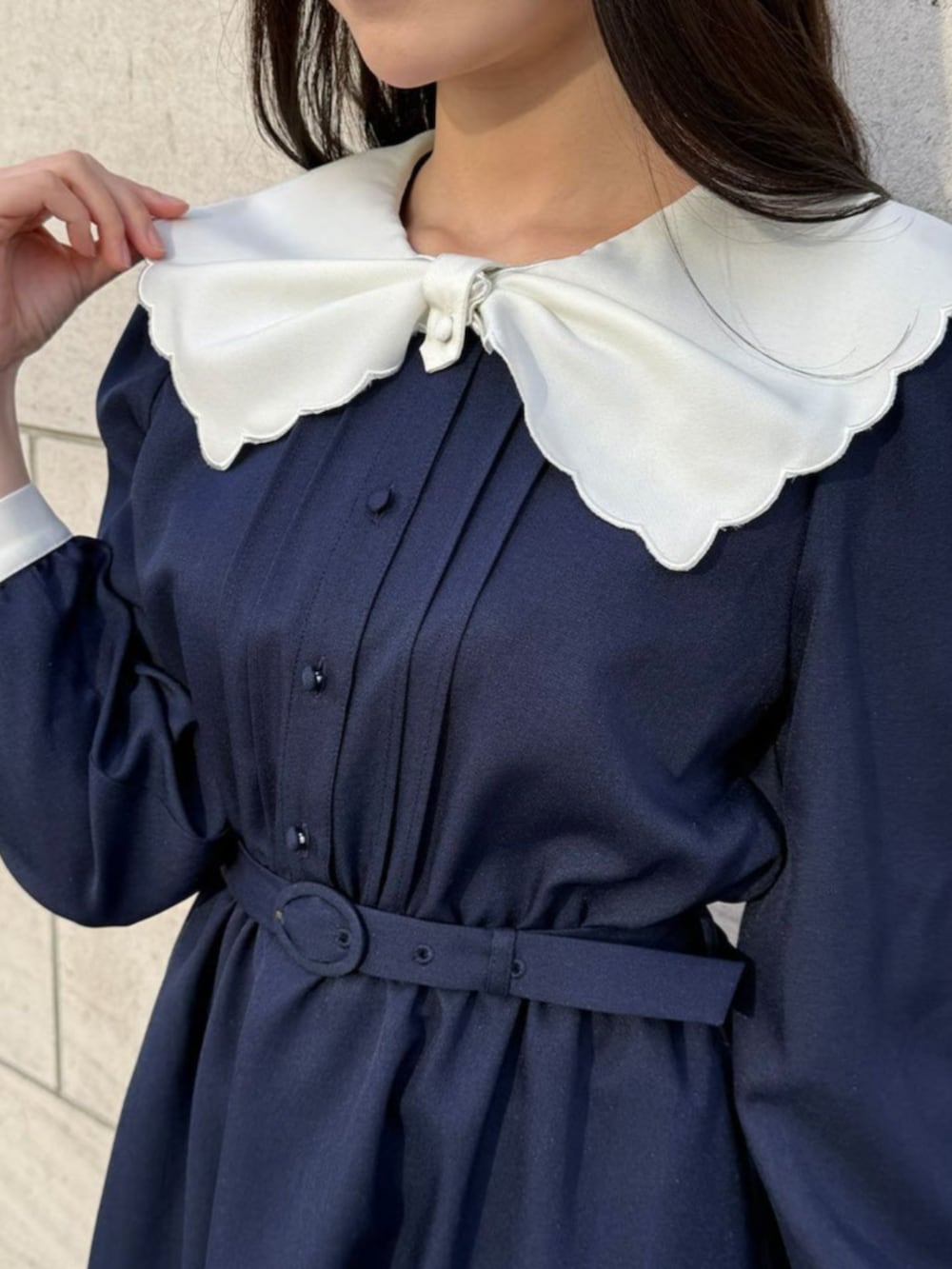 ブラック系のパンプス、ブルー系のワンピースを着用したレディースの春コーディネートの3枚目の写真