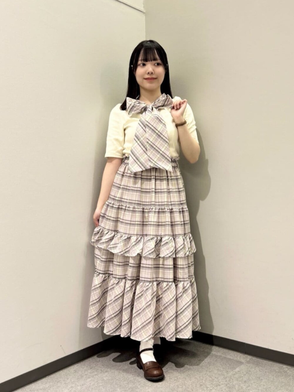 「fint、an another angelus、骨格ウェーブ、イエベ春、低身長、春コーデ、お出かけコーデ、ディズニーコーデ、セットアップ、セットアップスタイル、リボン、ティアードスカート、スカート、チェック、チェックスカート」｜「F i.n.tのストラップローファー（ローファー、ブラウン系）」を使った、F i.n.tさん（骨格ウェーブ・レディース・153cm）の春コーディネートの2枚目の写真