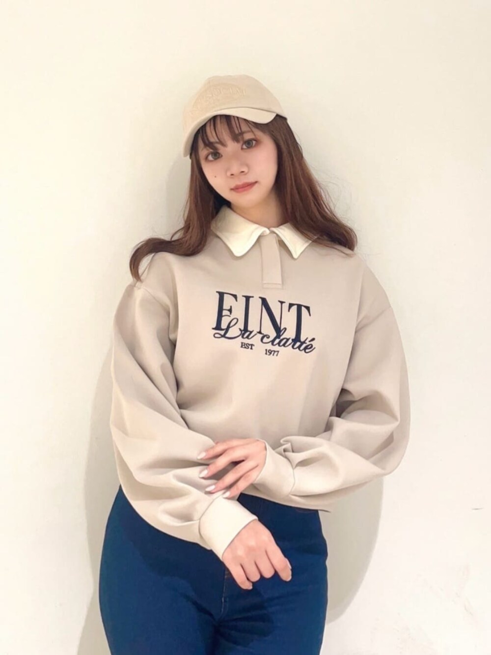 ブラック系のローファー、ブルー系のデニムパンツを着用したレディースの冬コーディネートの2枚目の写真