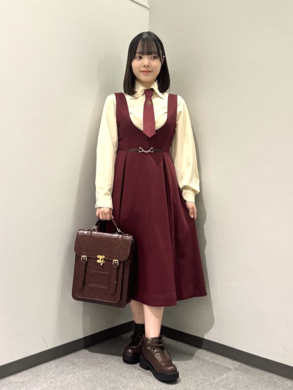 「fint、an another angelus、骨格ウェーブ、イエベ春、低身長、お出かけコーデ、秋冬コーデ、プレッピー、ブラウス、ネクタイ、赤、ジャンスカ、ジャンパースカート、サッチェルバッグ、ショートブーツ」|「F i.n.tのダブルベルト縦型サッチェルバッグ(ハンドバッグ、ブラウン系)」を使った、F i.n.tさん(レディース・153cm)の秋コーディネートの2枚目の写真