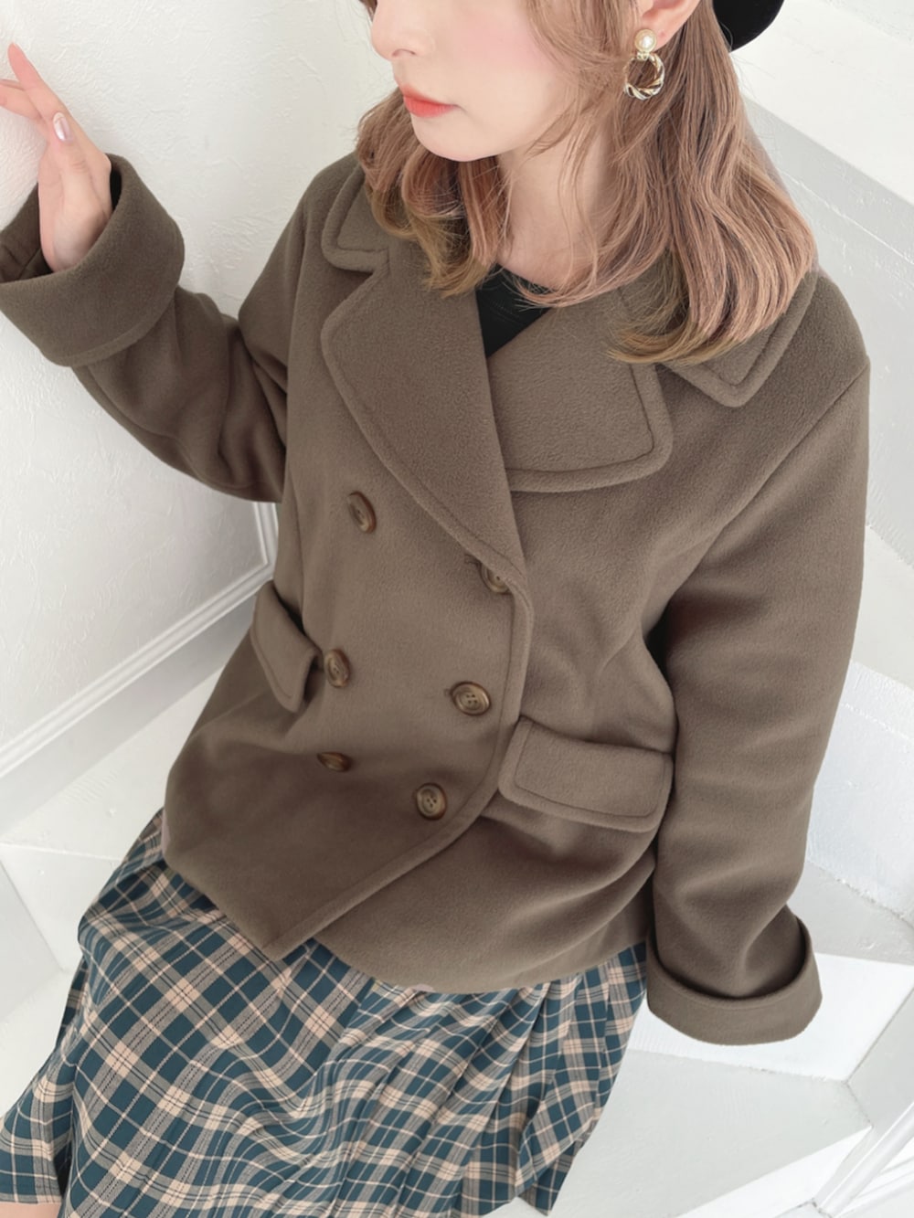 ブラウン系のモカシン/デッキシューズ、グリーン系のスカート、ブラウン系のピーコートを着用したレディースの秋コーディネートの2枚目の写真