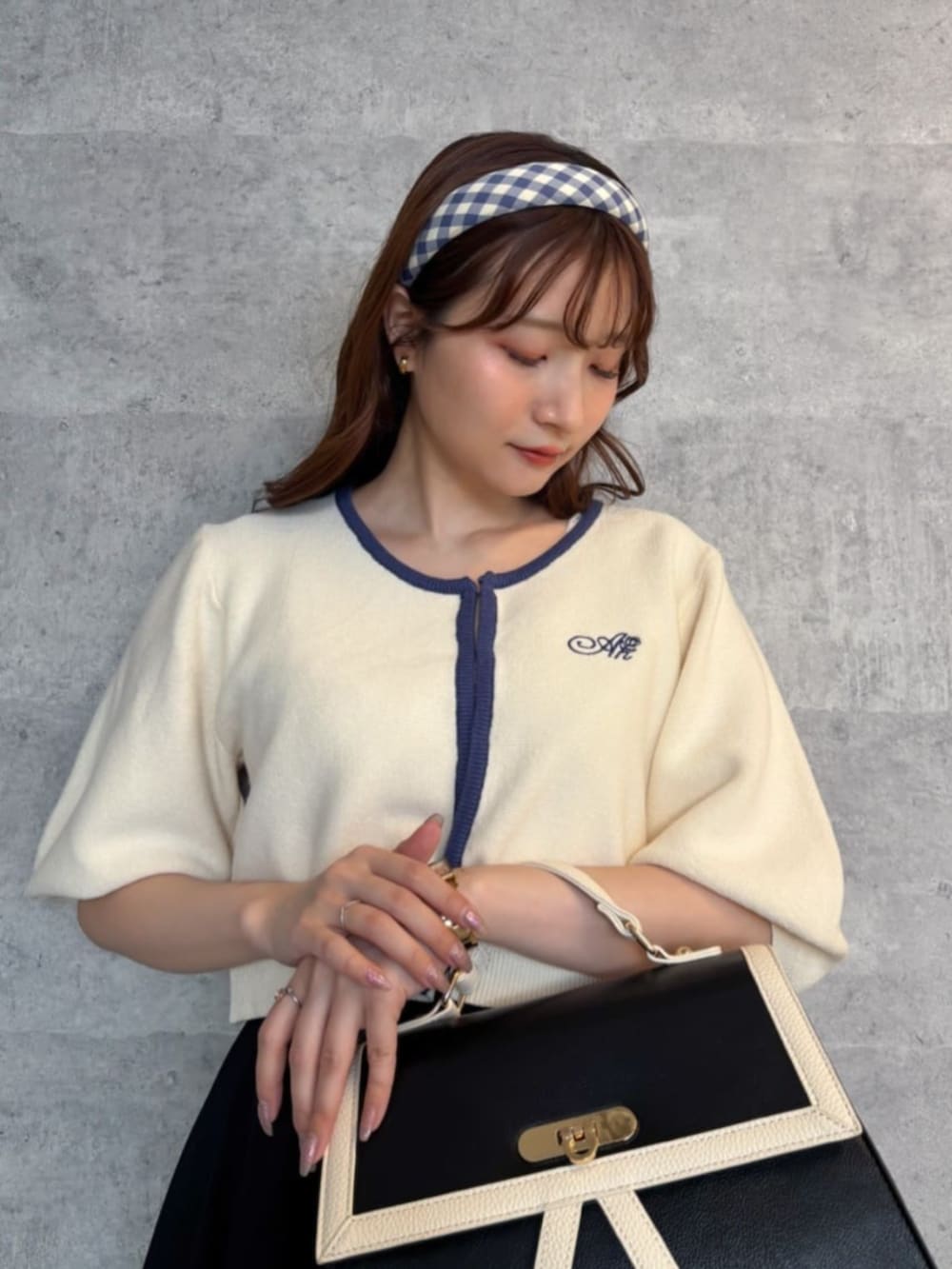 「fint、an another angelus、骨格ウェーブ、イエベ春、低身長、春コーデ、大人かわいい、モノトーン、モノトーンコーデ、カチューシャ、カーディガン、スカート、パニエ、レイヤードスタイル、フラットシューズ」|「an another angelusのクロスタイデザインバッグ(ハンドバッグ、ブラック系)」を使った、F i.n.tさん(骨格ウェーブ・レディース・150cm)の春コーディネートの3枚目の写真