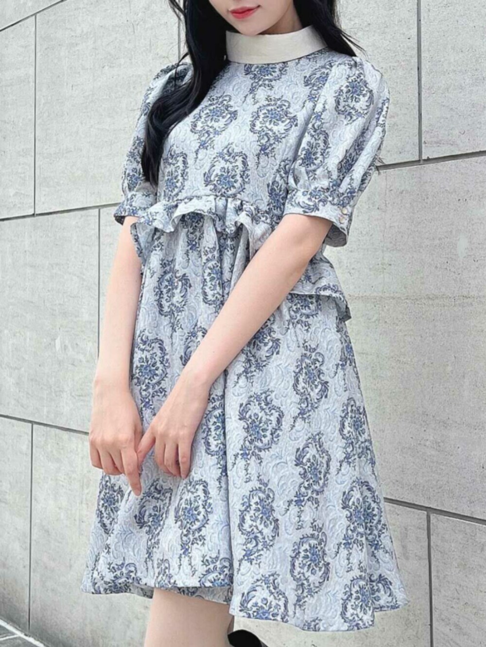 ブルー系のワンピースを着用したレディースの夏コーディネートの3枚目の写真