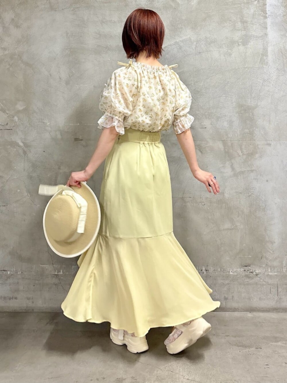 ホワイト系のサンダル、イエロー系のシャツ/ブラウス、ベージュ系のハットを着用したレディースの春コーディネートの3枚目の写真