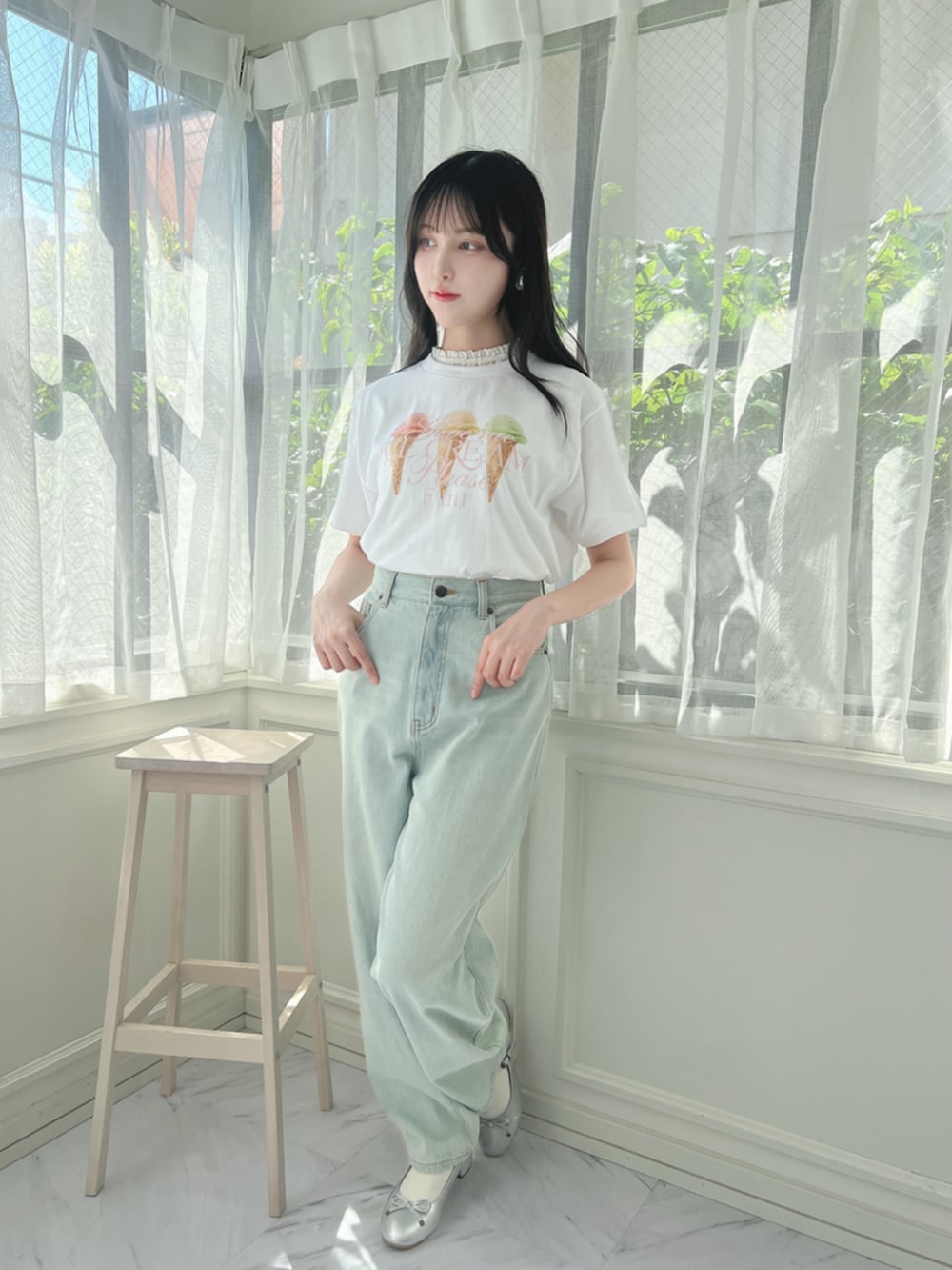 シルバー系のバレエシューズ、ブルー系のデニムパンツ、ホワイト系のTシャツ/カットソーを着用したレディースの夏コーディネートの2枚目の写真