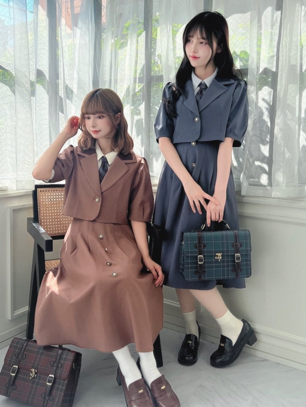 グレー系のTシャツ/カットソー、ホワイト系のTシャツ/カットソー、ブラウン系のセットアップを着用したレディースの秋コーディネートの2枚目の写真