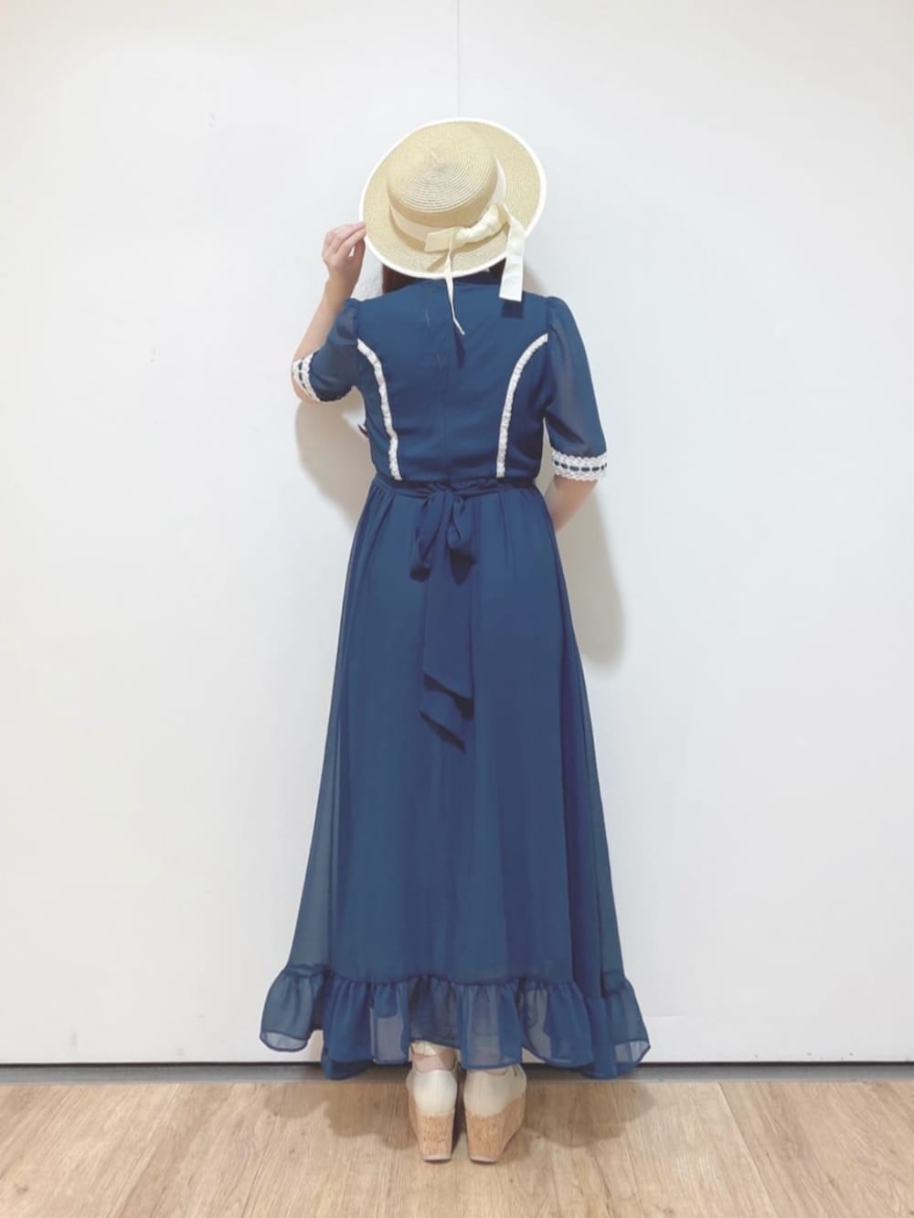 「fint、an another angelus、骨格ウェーブ、イエベ春、低身長、春コーデ、夏コーデ、お出かけコーデ、大人かわいい、ootd、ワンピース、ワンピーススタイル、シアー、シアーワンピース、厚底シューズ」｜「an another angelusの配色ブリムグログランリボンキャノチェ（ハット、ベージュ系）」を使った、F i.n.tさん（骨格ウェーブ・レディース・150cm）の夏コーディネートの2枚目の写真