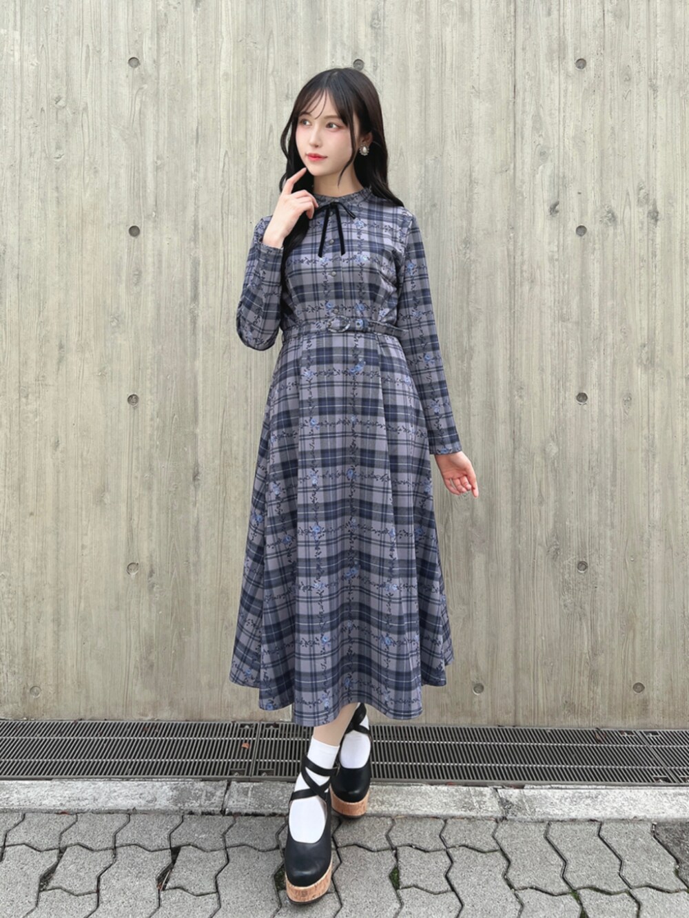 ブラック系のパンプス、ブルー系のワンピースを着用したレディースの秋コーディネートの4枚目の写真