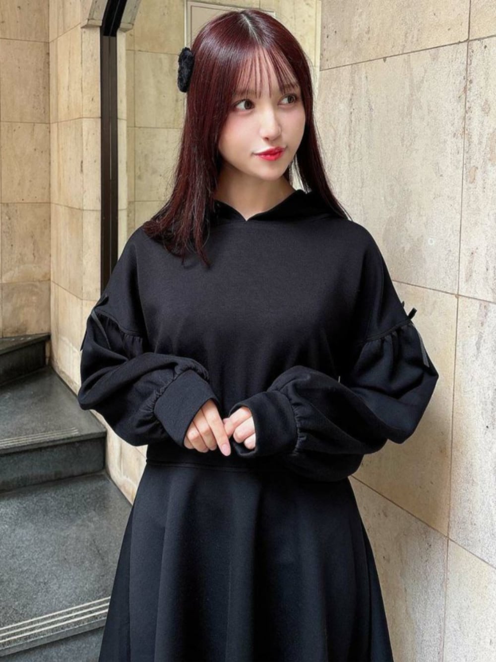 ブラック系のその他シューズ、ブラック系のワンピース、ブラック系のヘアピンを着用したレディースの冬コーディネートの2枚目の写真