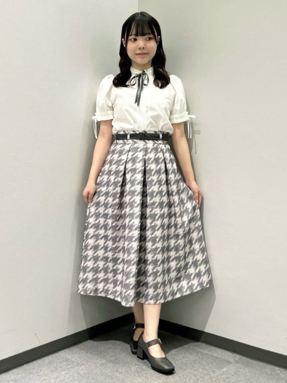 グレー系のスカート、ピンク系のセットアップ、ホワイト系のシャツ/ブラウスを着用したレディースの秋コーディネートの5枚目の写真