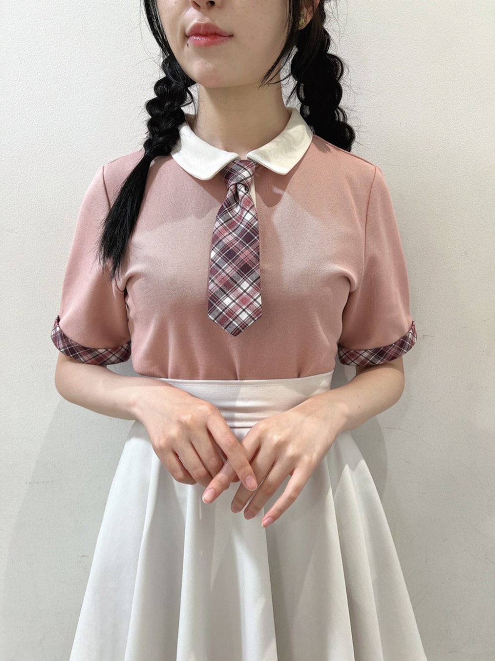 「fint、an another angelus、骨格ウェーブ、骨格ナチュラル、ブルべ、春コーデ、夏コーデ、お出かけコーデ、ディズニーコーデ、ポロシャツ、ネクタイ、チェック、レイヤードスタイル、スカート、サンダル」｜「F i.n.tの裾チュールサーキュラーミニスカート（スカート、ホワイト系）」を使った、F i.n.tさん（骨格ウェーブ・レディース・157cm）の春コーディネートの3枚目の写真