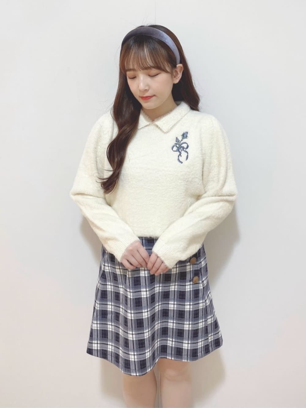 「fint、an another angelus、骨格ウェーブ、イエベ春、低身長、お出かけコーデ、ニットコーデ、大人かわいい、ニット、刺繍、シャギーニット、ミニスカート、チェック、ハンドバッグ、リボン」|「F i.n.tのダブルリボンハンドバッグ(ハンドバッグ、ブラック系)」を使った、F i.n.tさん(レディース・150cm)の冬コーディネートの2枚目の写真